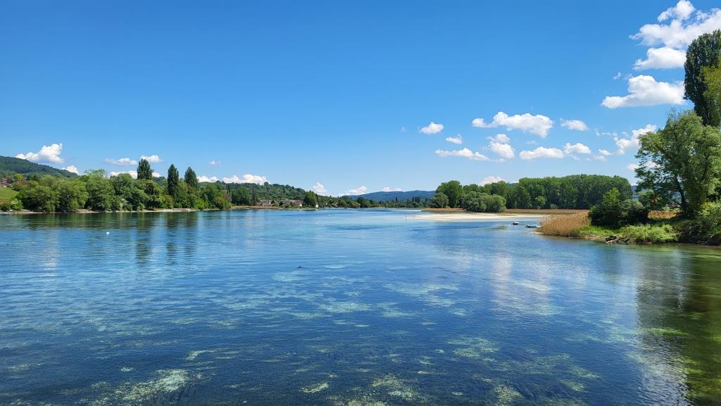rechts von der Brücke öffnet sich der Blick auf den Untersee, der an dieser Stelle ausläuft