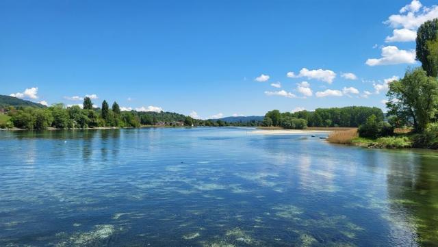 rechts von der Brücke öffnet sich der Blick auf den Untersee, der an dieser Stelle ausläuft