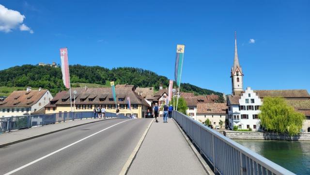 kurz darauf gelangen wir diesmal über eine moderne Betonbrücke auf die andere Rheinseite...