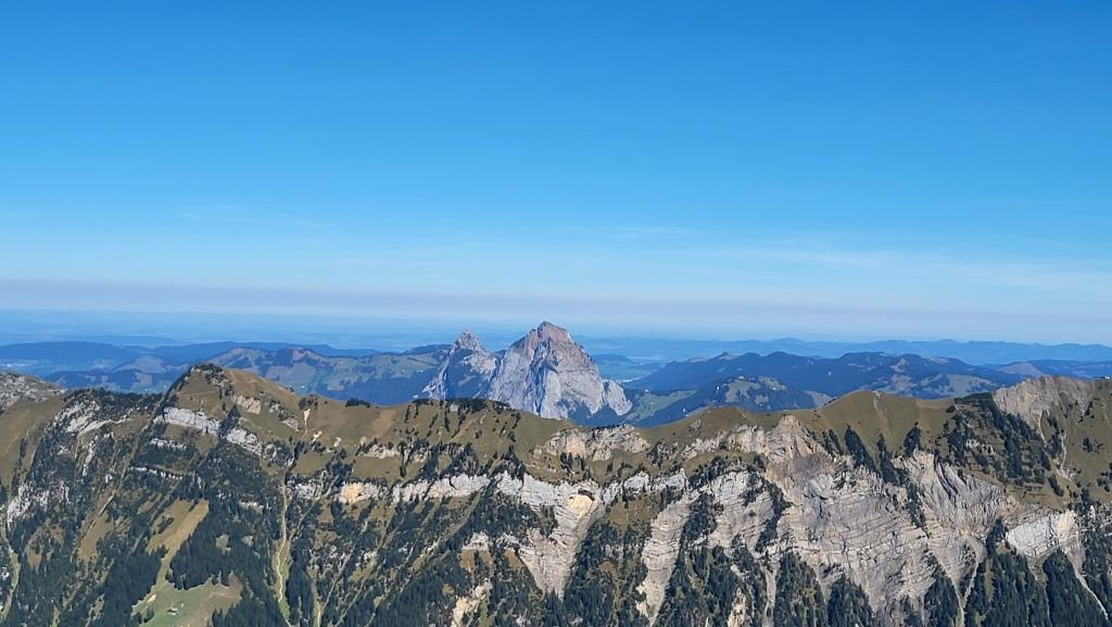 auf der anderen Talseite des Riemenstaldner Tal, schaut der Mythen hervor