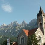 Kirche in Walenstadt. Im Hintergund die Churfirsten