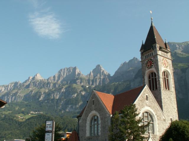 Kirche in Walenstadt. Im Hintergund die Churfirsten