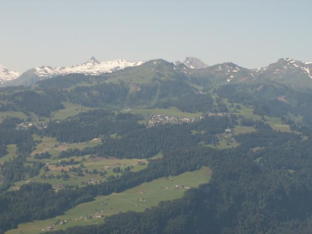 Blick von Lüsis auf die Flumserberge. Im Hintergrund der Spitzmeilen