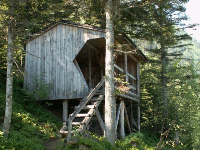 Rast in einer Jägerhütte