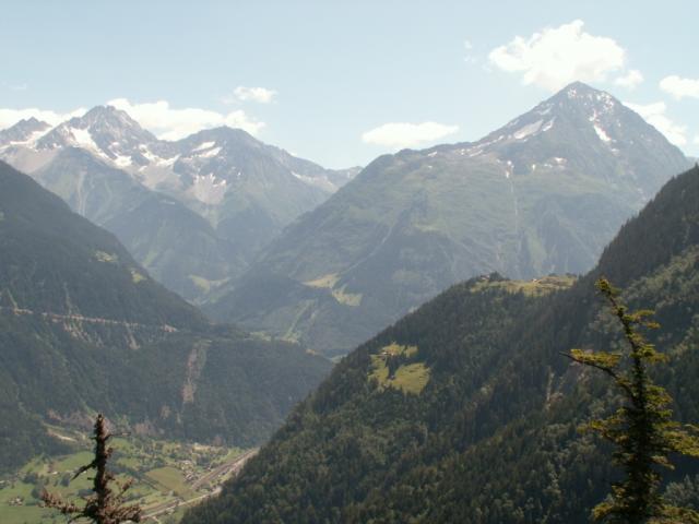 rechts vorder-Arni, im Hintergrund Bristen und Oberalpstock