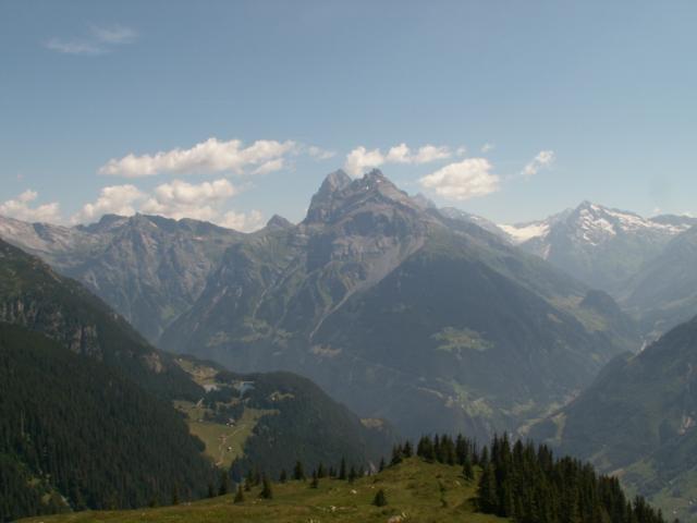 im Hintergrund Hoch Fulen, und die beiden Windgällen