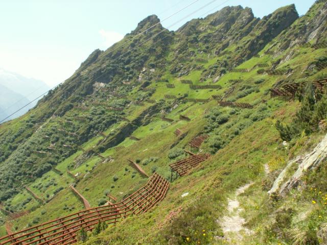Geissberg mit Lawinenverbauungen