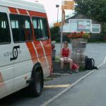 Mausi wartet auf den Bus