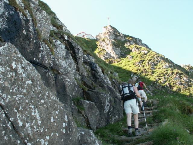 im Blickfeld das Berggasthaus Tierwies