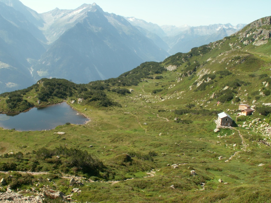 Sunnig Grätli Hütte links im Hintergrund Fellital