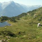 Sunnig Grätli Hütte links im Hintergrund Fellital