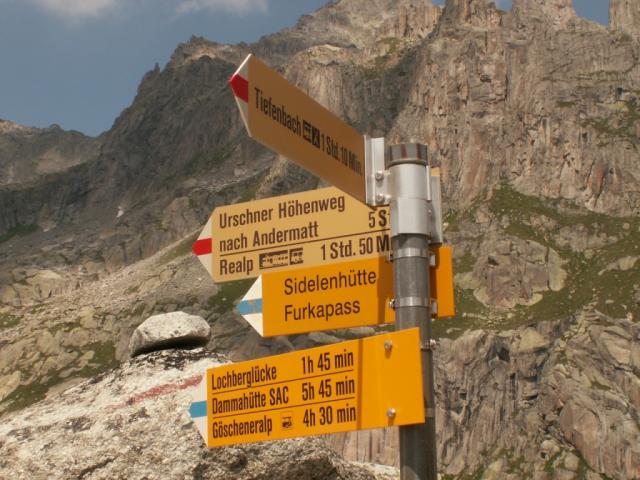 Wegweiser bei der Albert Heim Hütte