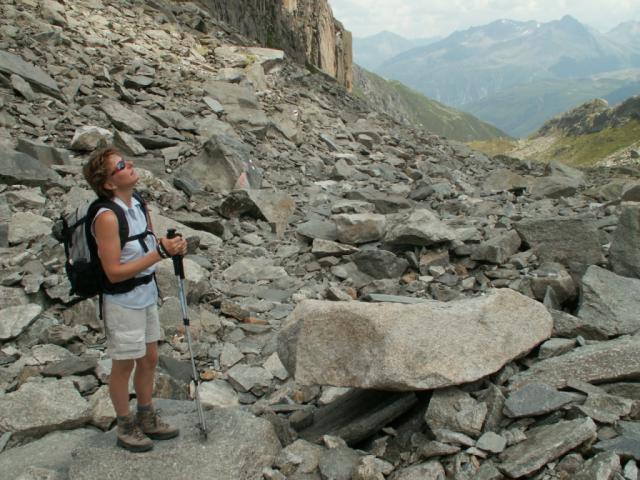 Mäusi schaut zur Albert Heim Hütte