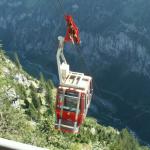 Seilbahn man beachte die Tiefe des Tals !