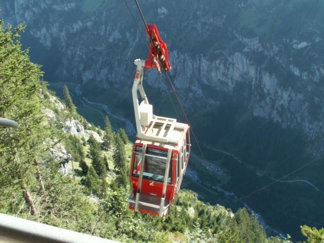 Seilbahn man beachte die Tiefe des Tals !