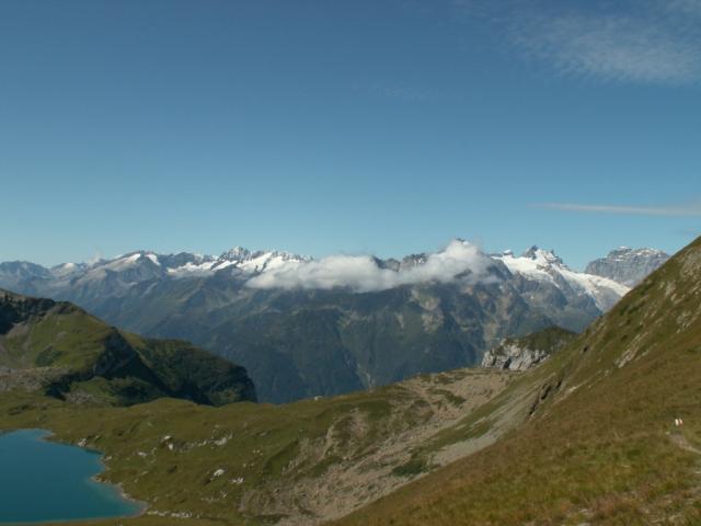 alle grossen Berge aufgereiht. Spannort, Krönten, Griessenhorn, Sustenhorn