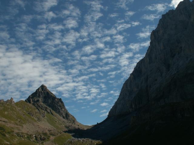 der Schwarz Stöckli mit Schäfchenwolken die Regen bringen