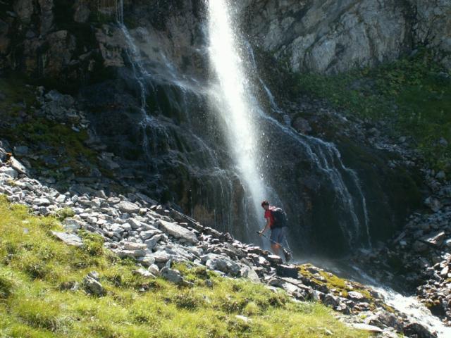 Franco geht zum Wasserfall