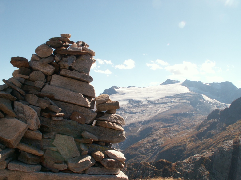 Grosser Steinmändli im Hintergrund der Basodino Gletscher