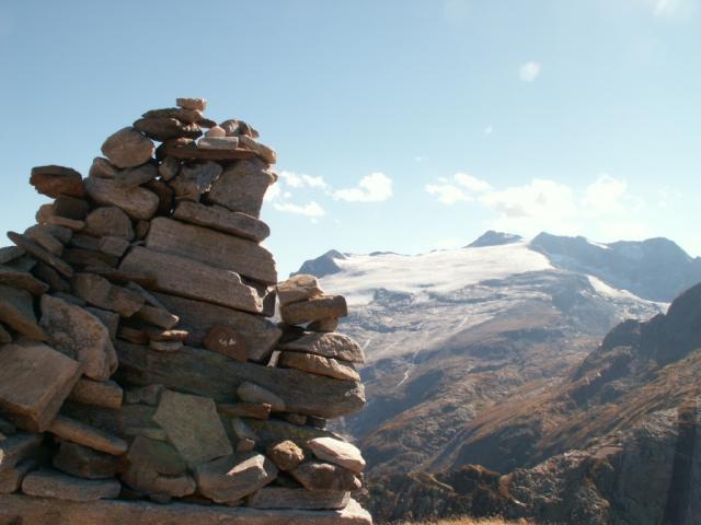 Grosser Steinmändli im Hintergrund der Basodino Gletscher