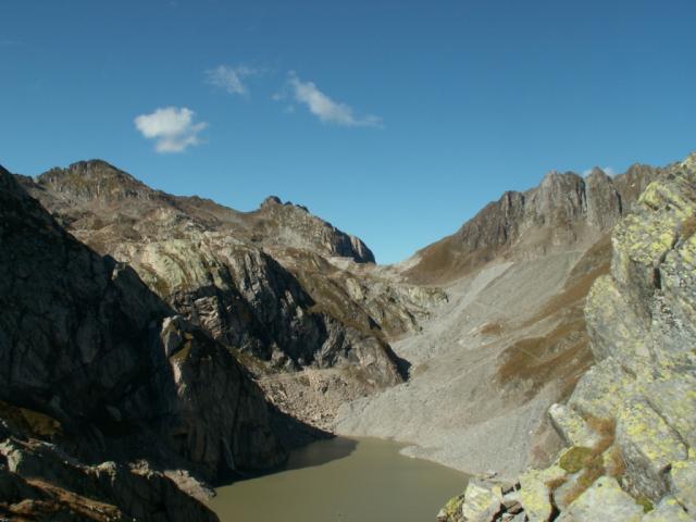 Lago Sfundau im Hintergrund Passo Cristallina mit Hütte