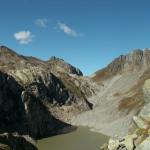 Lago Sfundau im Hintergrund Passo Cristallina mit Hütte