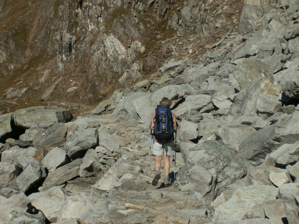 gut angelegter Weg über Fels und Schotter