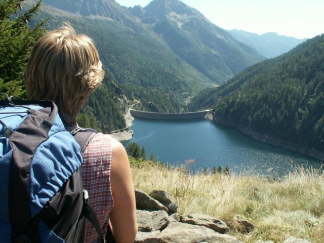 Mäusi schaut auf die Staumauer des Lago del Sambuco