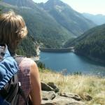 Mäusi schaut auf die Staumauer des Lago del Sambuco