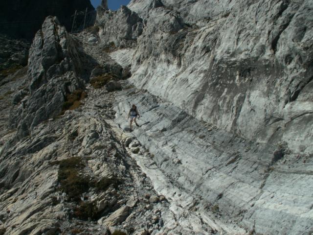 Mäusi passiert vorsichtig die Dolomit Wand