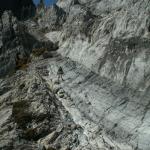 Mäusi passiert vorsichtig die Dolomit Wand