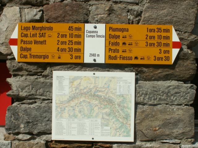 Wegweiser bei der Hütte