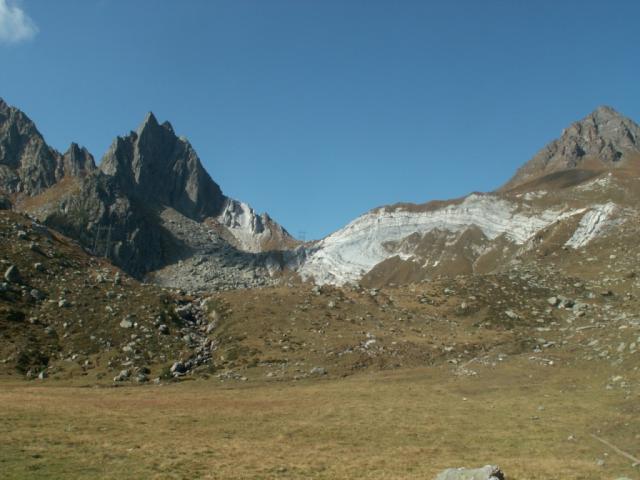 im Hintergund der Passo Campolungo