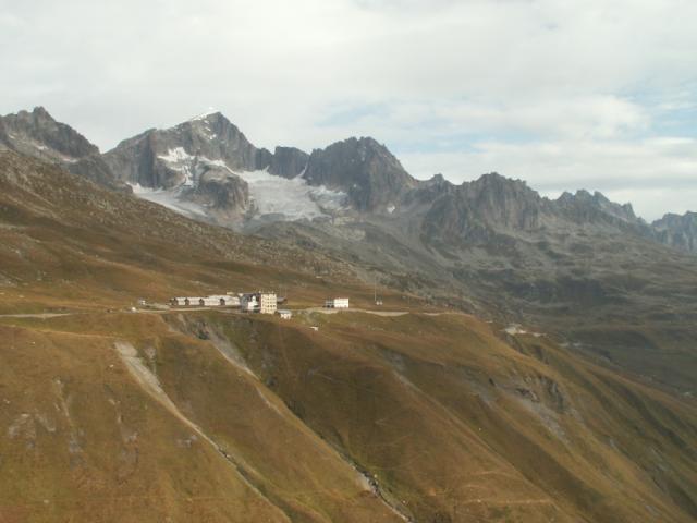 Blick Richtung Tiefenbach im Hintergrund der Galenstock mit dem Tiefengletscher