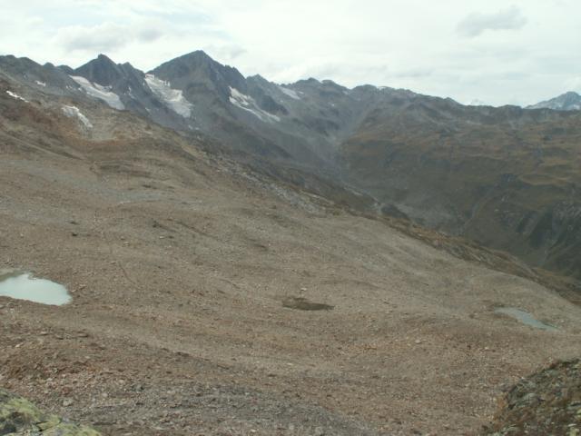 Blick zurück im Hintergrund die Muttenhörner