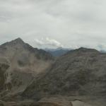 Links der Pizzo Lucendro in der mitte der Cavanna Pass mit dem Ronggergrat