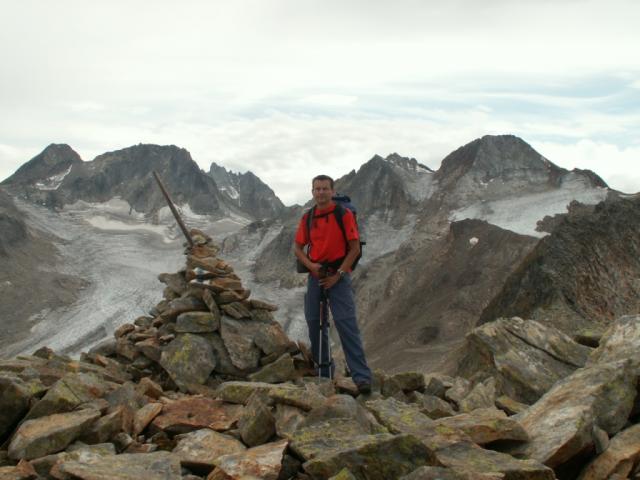 Franco im Hintergrund der Witenwasserenstock und die Leckihörner