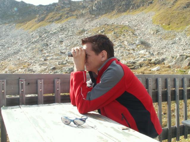 Franco schaut schon die Tour von Morgen mit dem Feldstecher