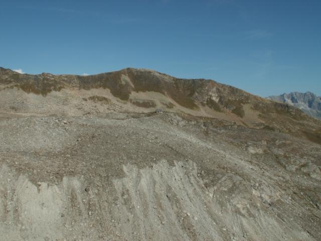 im Hintergrund die Rotondohütte