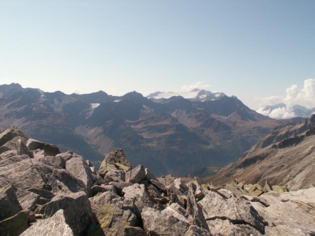 Blick ins Bedretto Tal im Hintergrund der Basodino