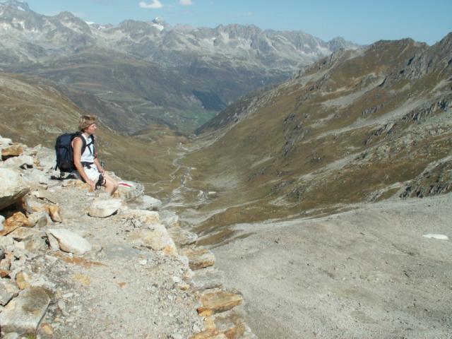 Mäusi legt eine kurze Pause ein, ist von der Aussicht begeistert