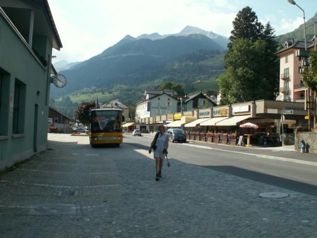 nun geht's zum Bahnhof in Airolo