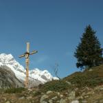 ein Kreuz im Hintergrund der Sustenhorn