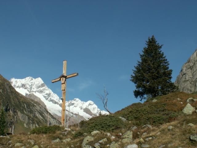 ein Kreuz im Hintergrund der Sustenhorn
