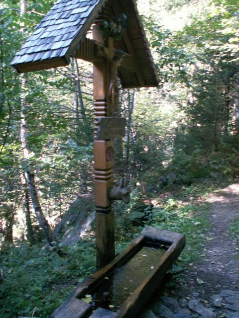 ein Kreuz im Wald