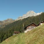Berghütte Regliberg im Hintergrund der Salbitschijen