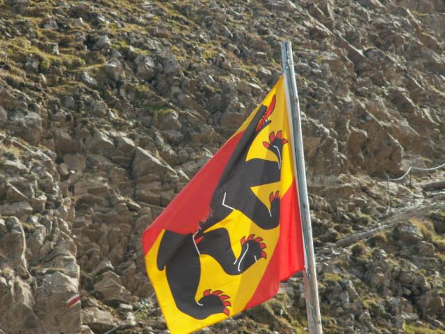 die Berner Fahne weht im Wind