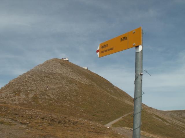 Wandertafel zeigt die Richtung an