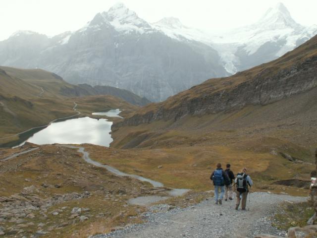 Bachalpsee im Hintergrund, links das Wetterhorn und rechts das Schreckhorn