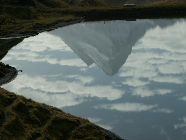 das Schreckhorn spiegelt sich im Bachalpsee